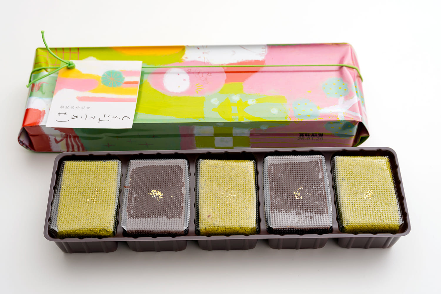 Yokan 和 castella 分為兩層，並交替包裝在頂部和底部