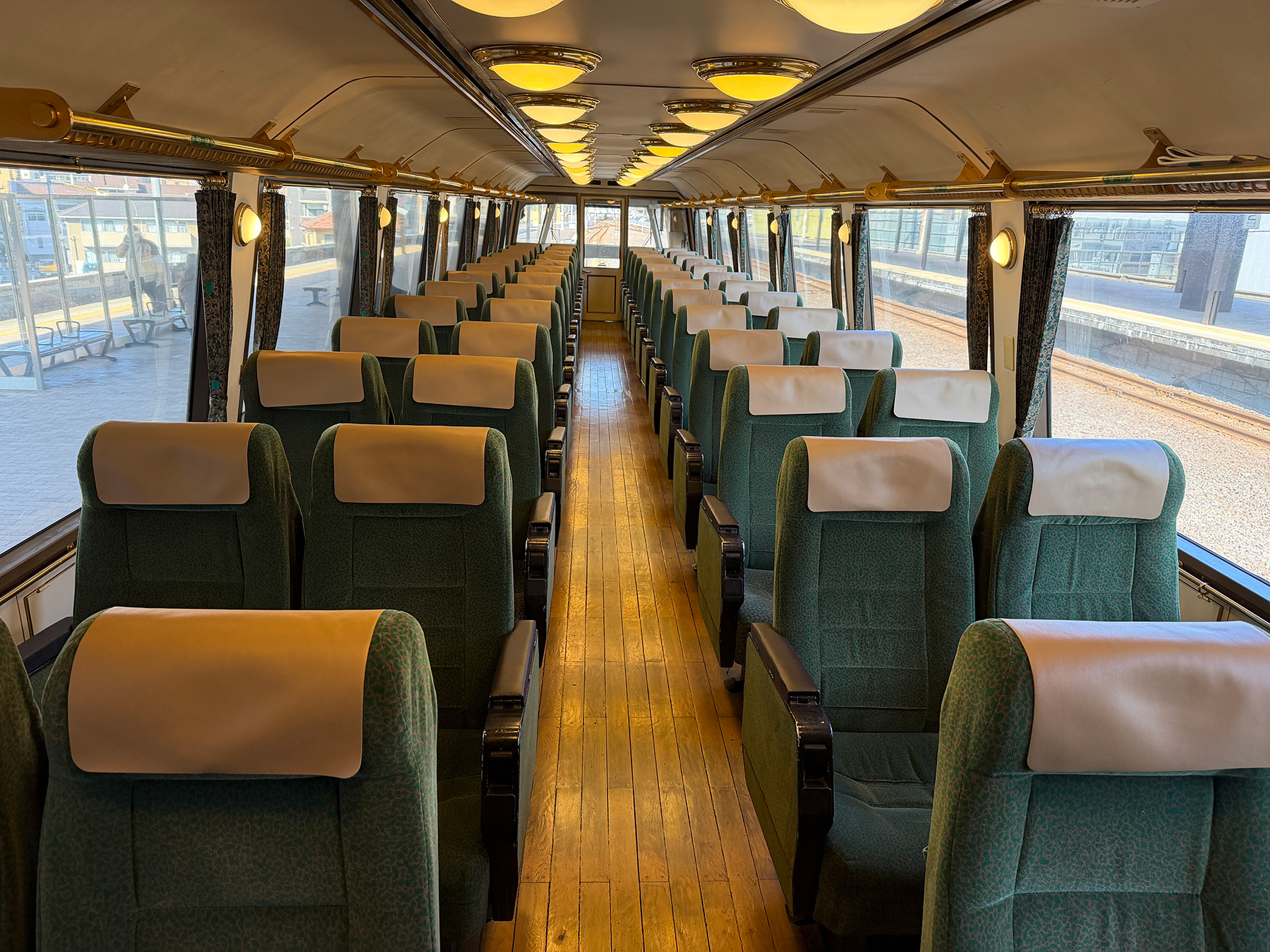 有我的座位的4号车厢车内