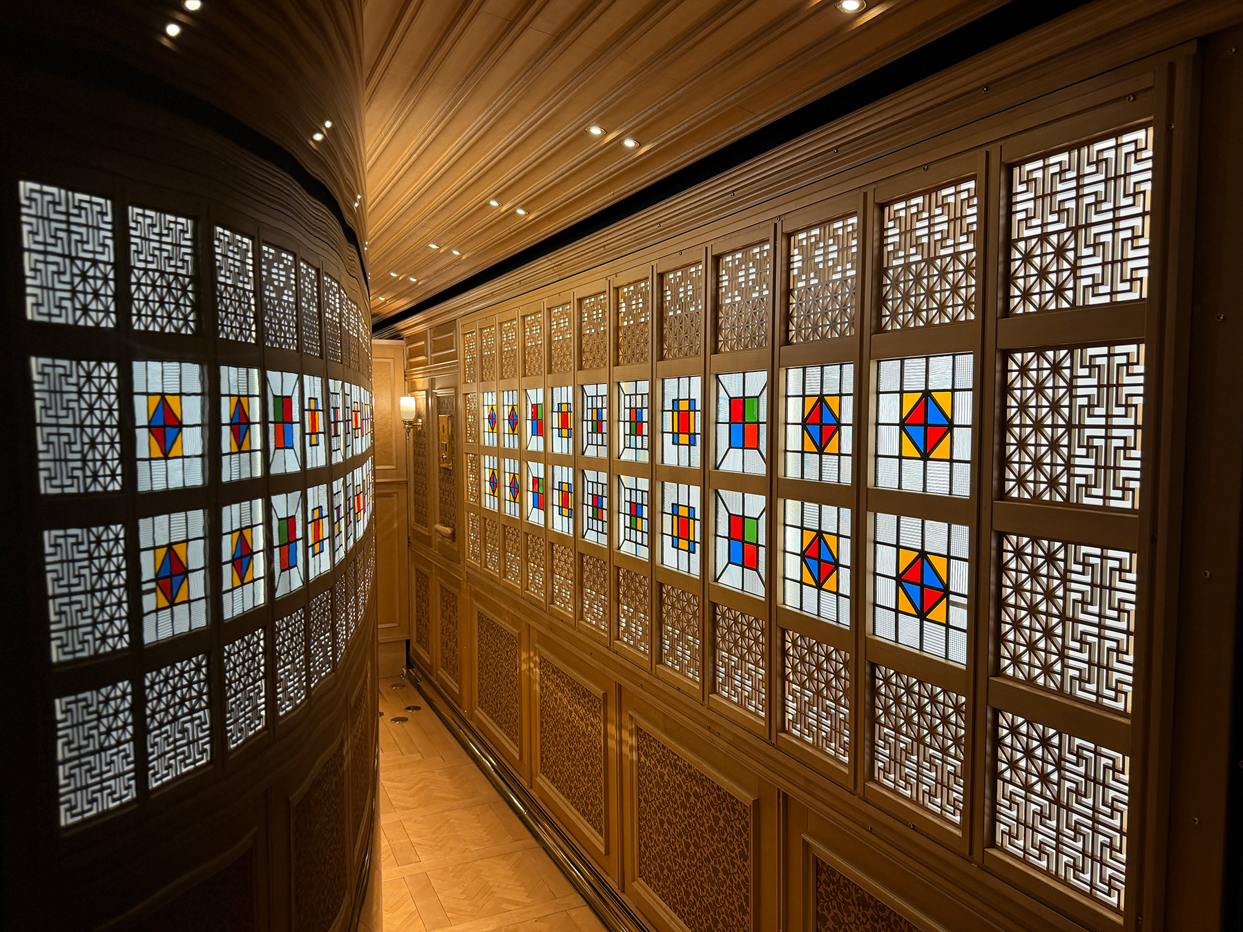 美丽的走廊倒影