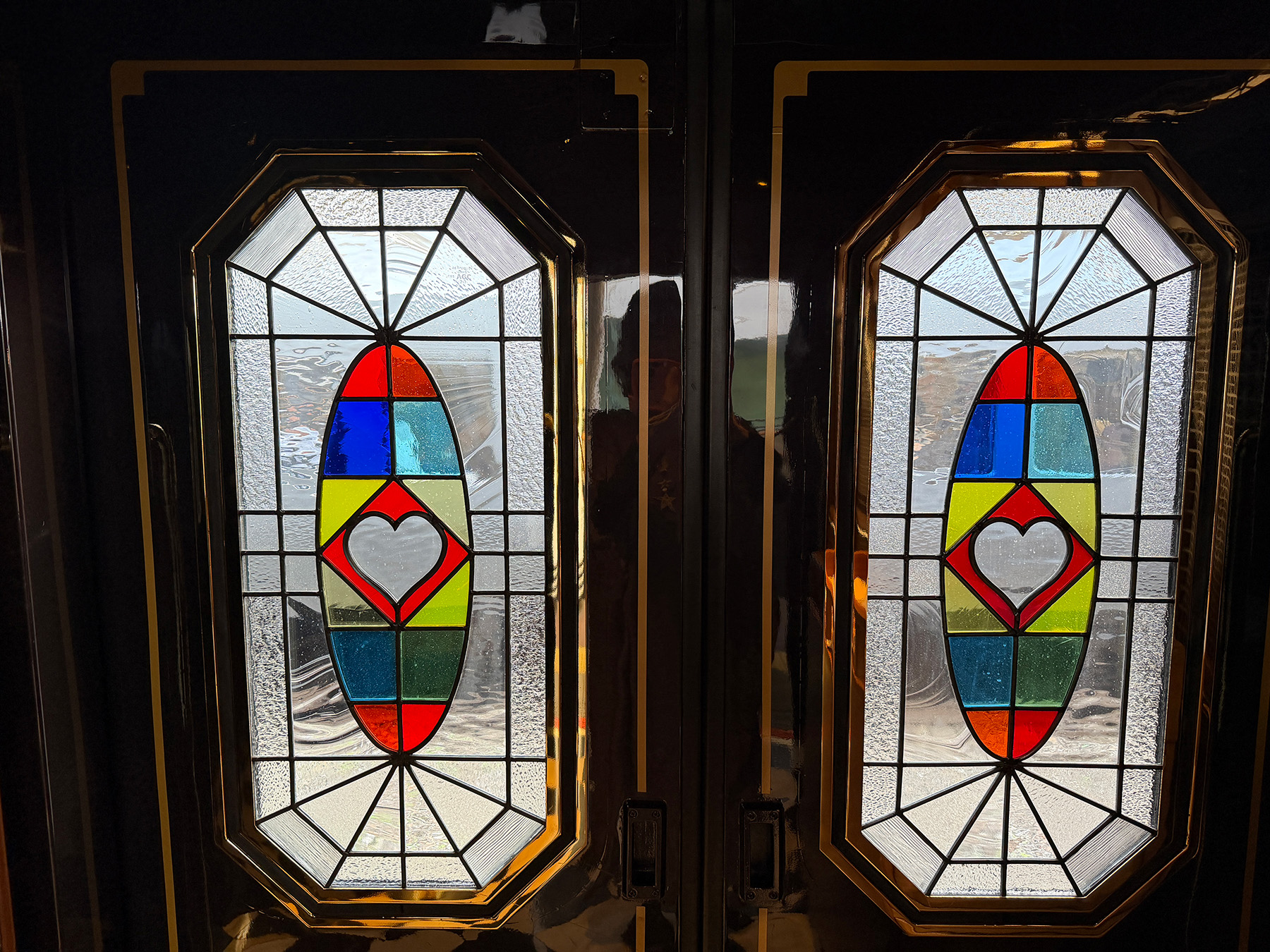 当时部分列车也使用了彩色玻璃