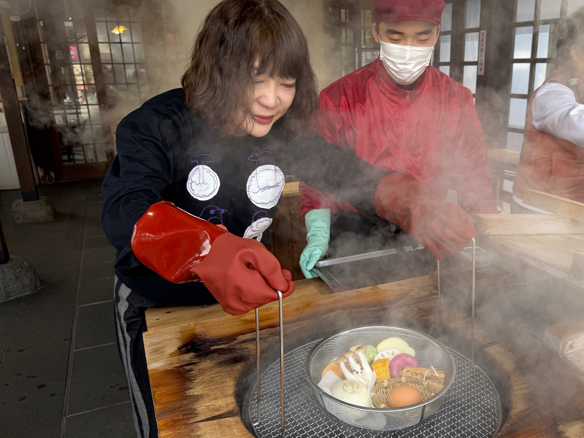 把食材放入「地狱蒸工作室铁轮」的地狱锅