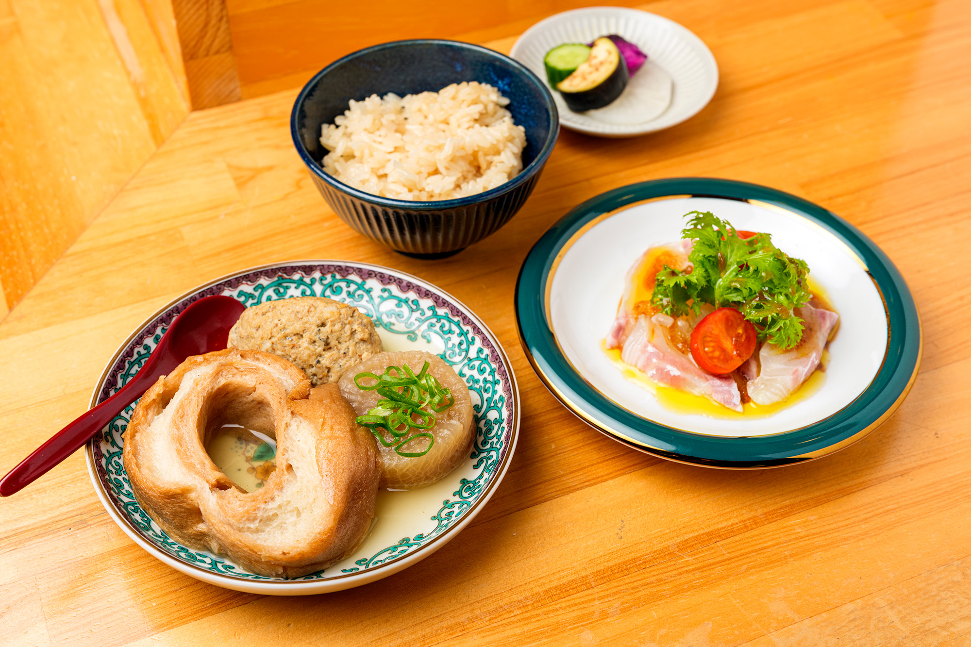 「車麩子」330日元，「沙丁魚魚餅」300日元，「白蘿蔔」300日元，「鯛魚的薄肉片拼盤」700日元，「關東煮湯汁燒的飯」300日元