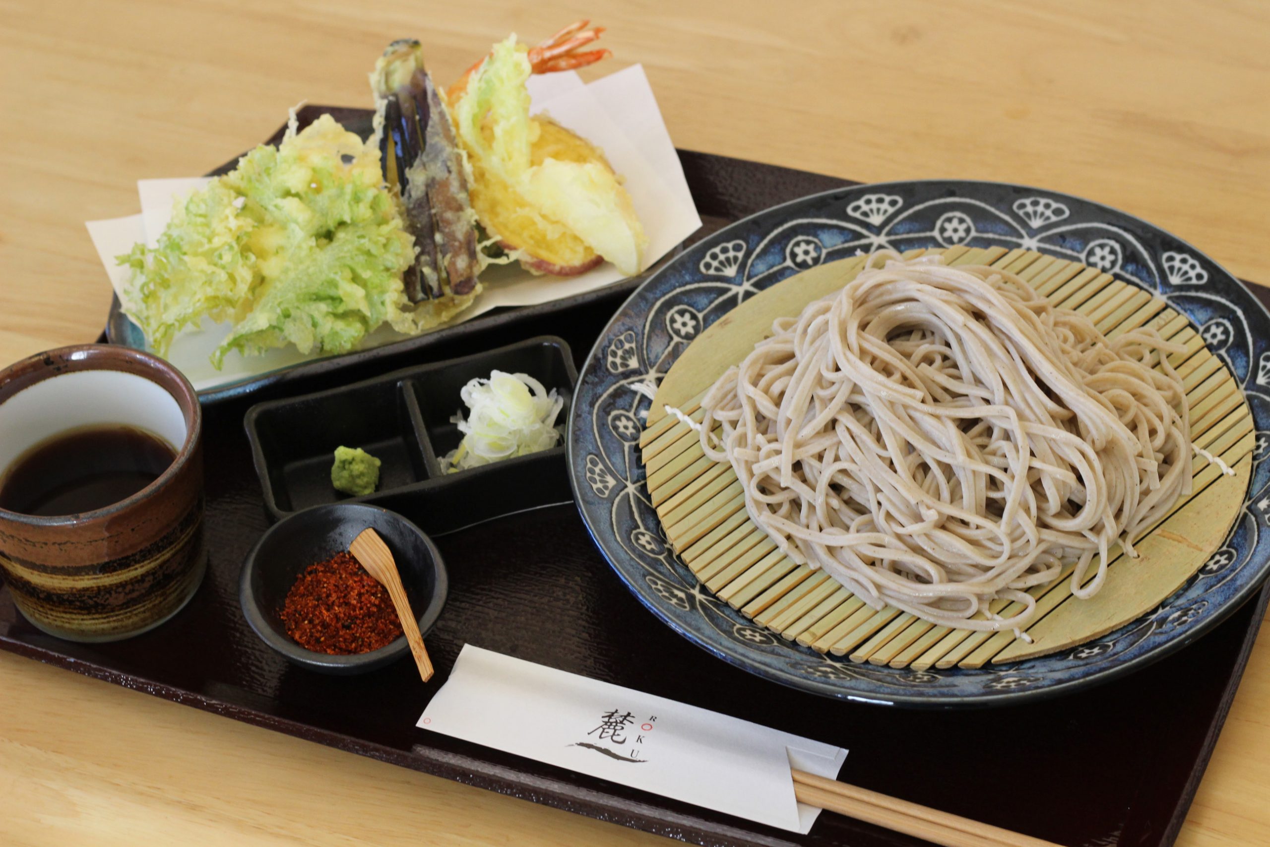 The "Soba Noodles and Tempura" of 2090 yen to which seasonal 5 kinds of vegetables and shrimp tempura were added