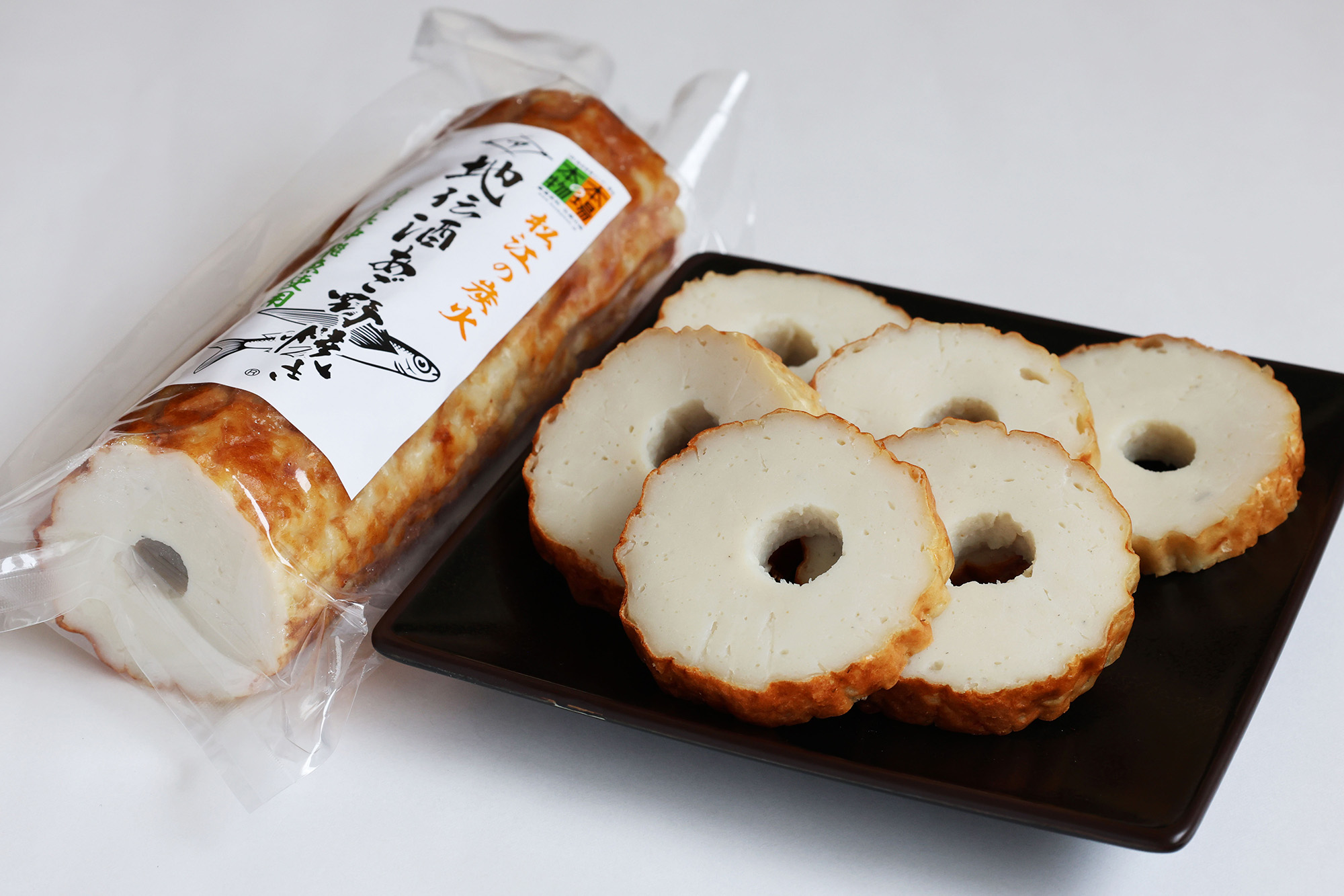 Charcoal grilled ta Tube‐shaped Fish Paste "chidensake jaw open burning". It's also recommended to add Japanese horseradish, pour a drop of soy sauce over it and taste.