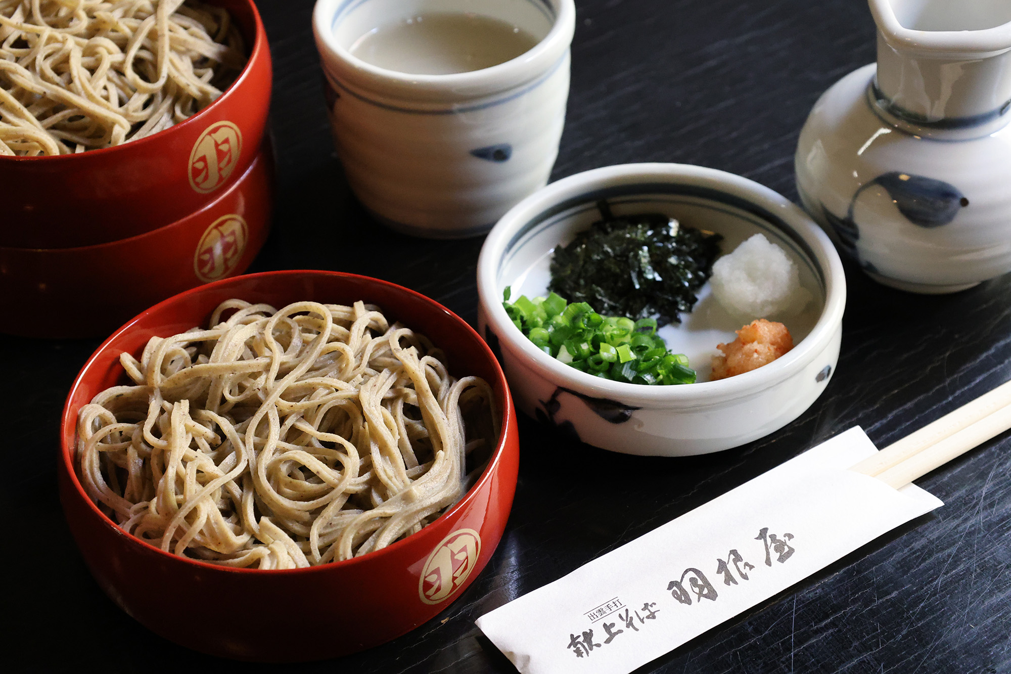"3 step near Warigo" (1050 yen). The "Warigo 3 step Set Meal" in which seasoned steamed rice with vegetables and meat and soup are included (1550 yen) can also be enjoyed.