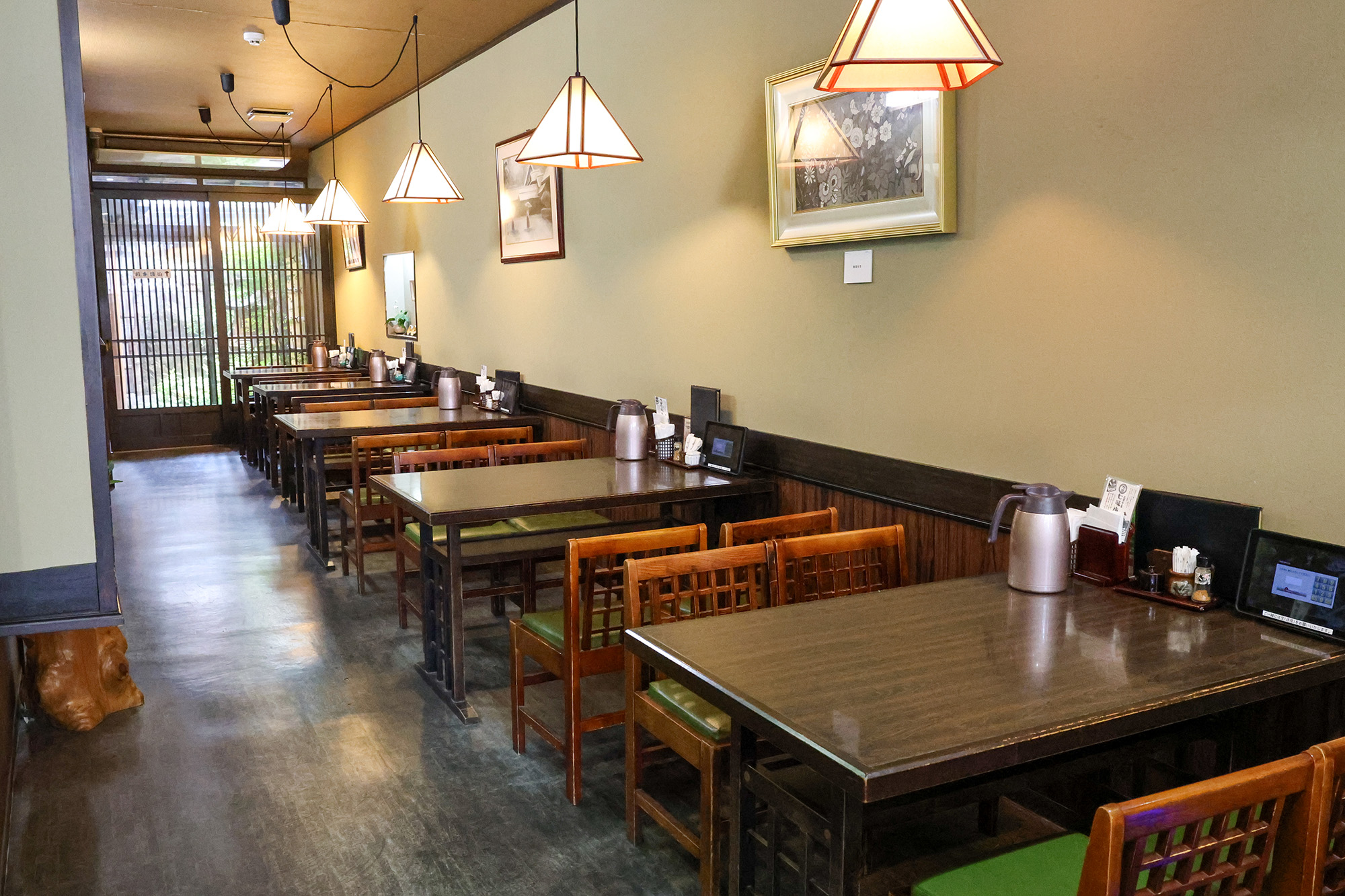 Interior design of a wooden style produces time of the comfortable meal with Teruaki who has the warmth.