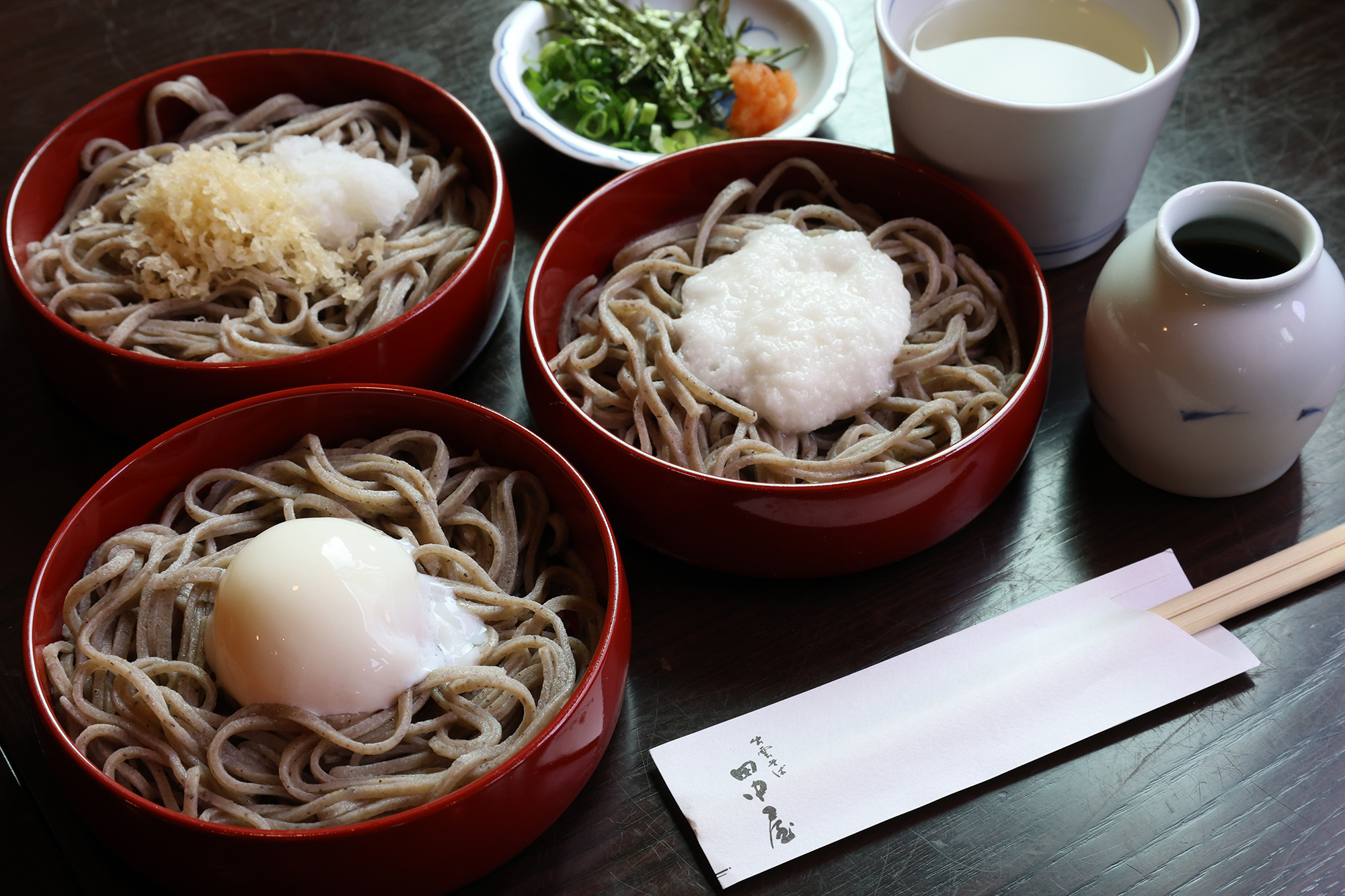 "Three color Warigo Soba Noodles" (1485 yen). The "special five color Warigo side" where more second dan increases (3080 yen) is also lined up.