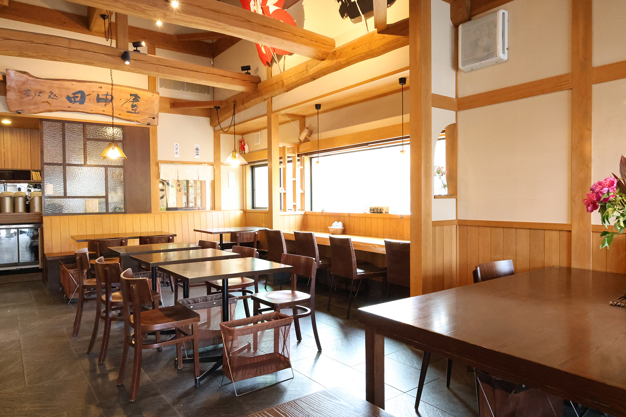 It was wrapped in wooden warmth, in the store where it calms down and is here. The Japanese-style room where tatami in addition to a table seat and a counter seat was laid out is also prepared.