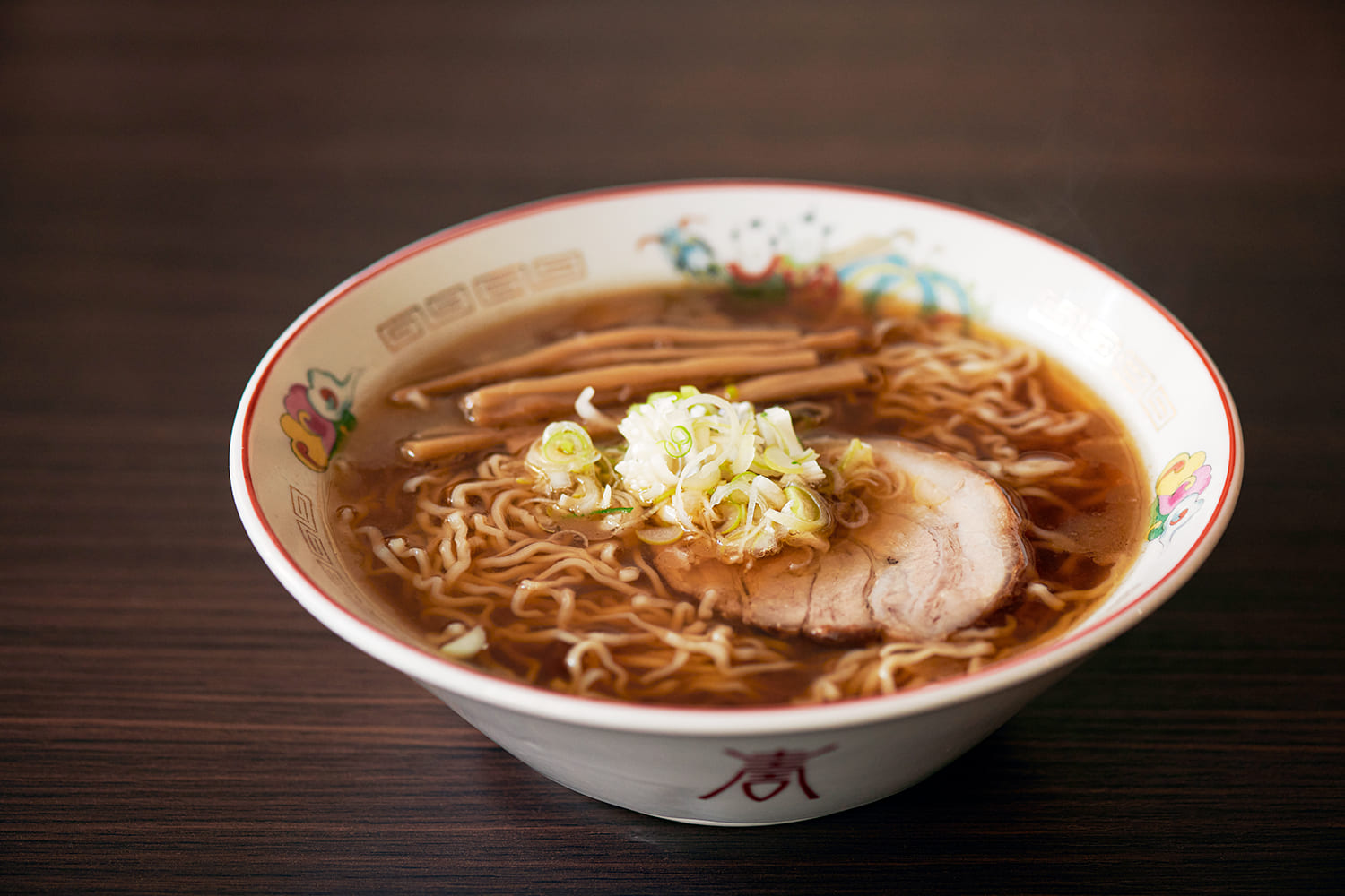  The “Chuka Soba” (900 yen) is a classic ramen featuring a clear, deeply flavorful broth