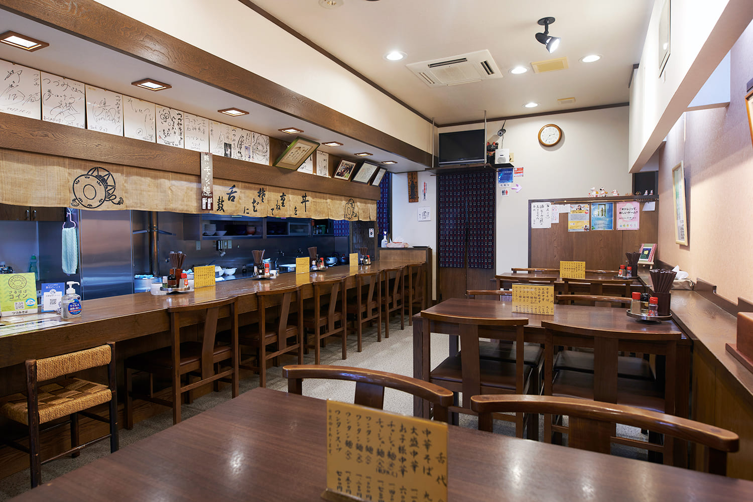  A small shop located along Asahi-cho Main Street. They say the flavors and menu have remained unchanged for years