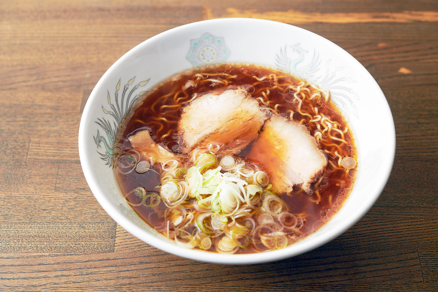  The soy sauce broth clings perfectly to the extra-thin, slightly firm curly noodles. “Jingoro Ramen (Regular)” 1,000 yen
