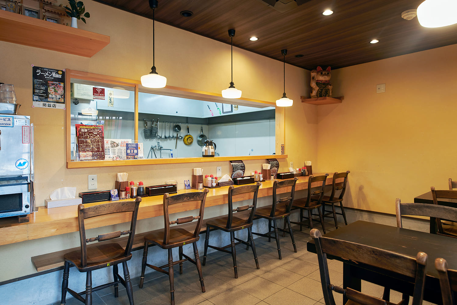  The shop features comfortable chairs from Hida Sangyo, which have been in use since its predecessor, Mame Tengu