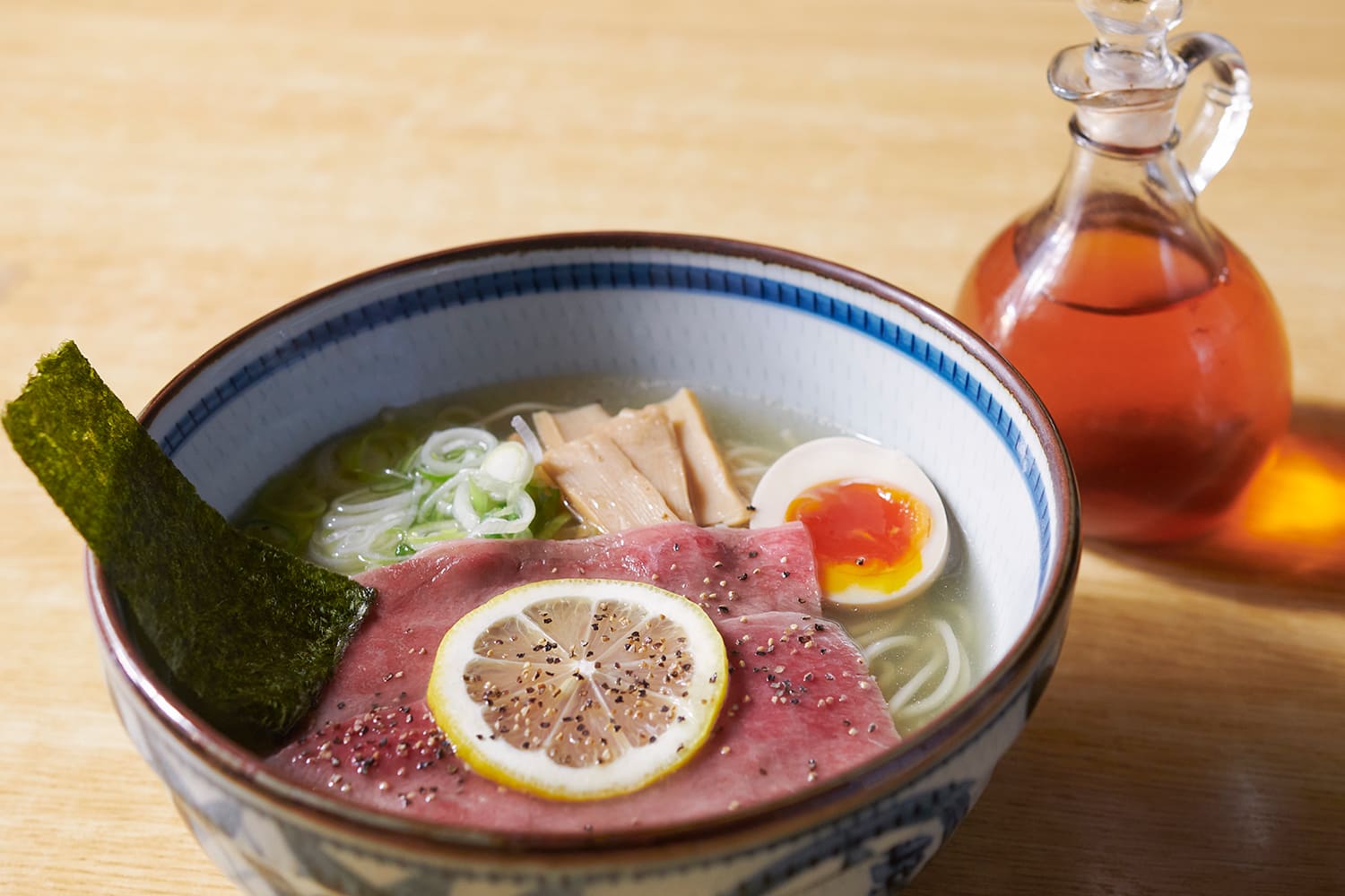  “Hida Beef Shio Soba” (1,700 yen)—thin, straight noodles that pair perfectly with the light, salty broth