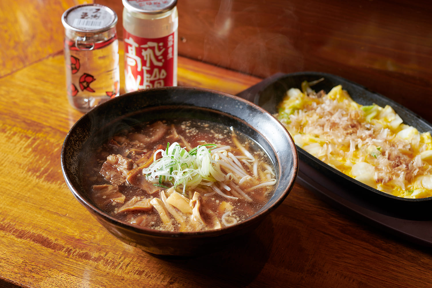  “Beef Tendons Ramen” 1,500 yen, “Pickled Vegetable Steak” 700 yen, Hida cup sake starting at 495 yen