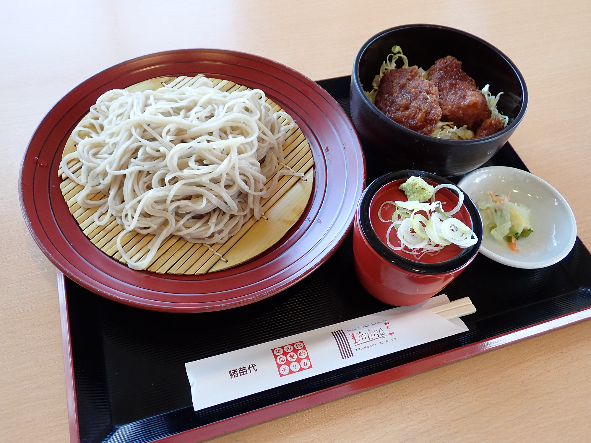 「手桿蕎麥麵和迷你調味汁豬排蓋飯」。二八手桿蕎麥麵，吞嚥時的感覺出眾