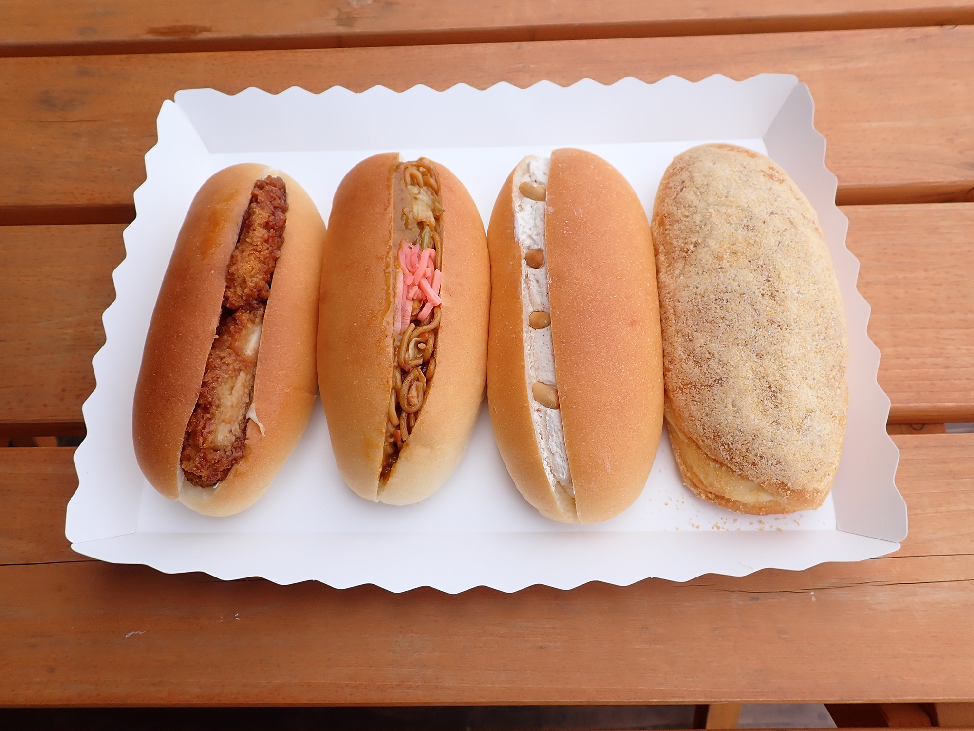 從左面「會津調味汁cutlet」-，「會津咖喱炒麵」，「會津花生栗子～mu麵包」，「舉出(舉行)pan」。舉出(舉行)pan受歡迎什麼也出