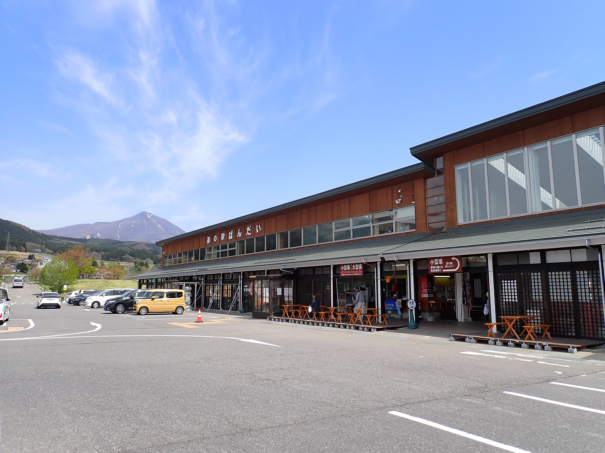 遙望磐梯山的外景拍攝。向假日駕車遠遊和兜風的人大量地訪問。養狗場，也有草坪廣場