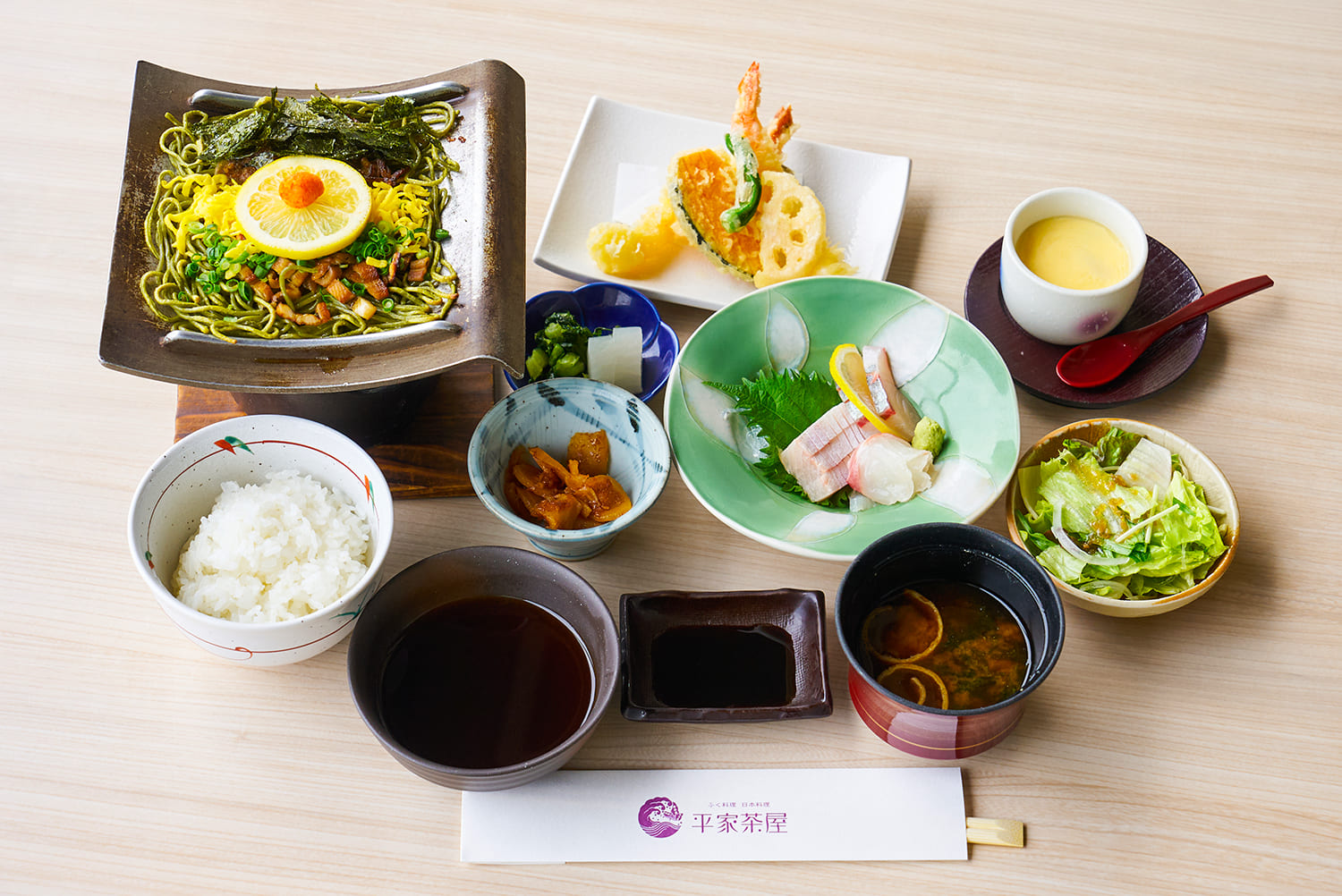 享用餐厅原创的河原荞麦面套餐，配以金氏蛋、牛肉和海藻作为配料。