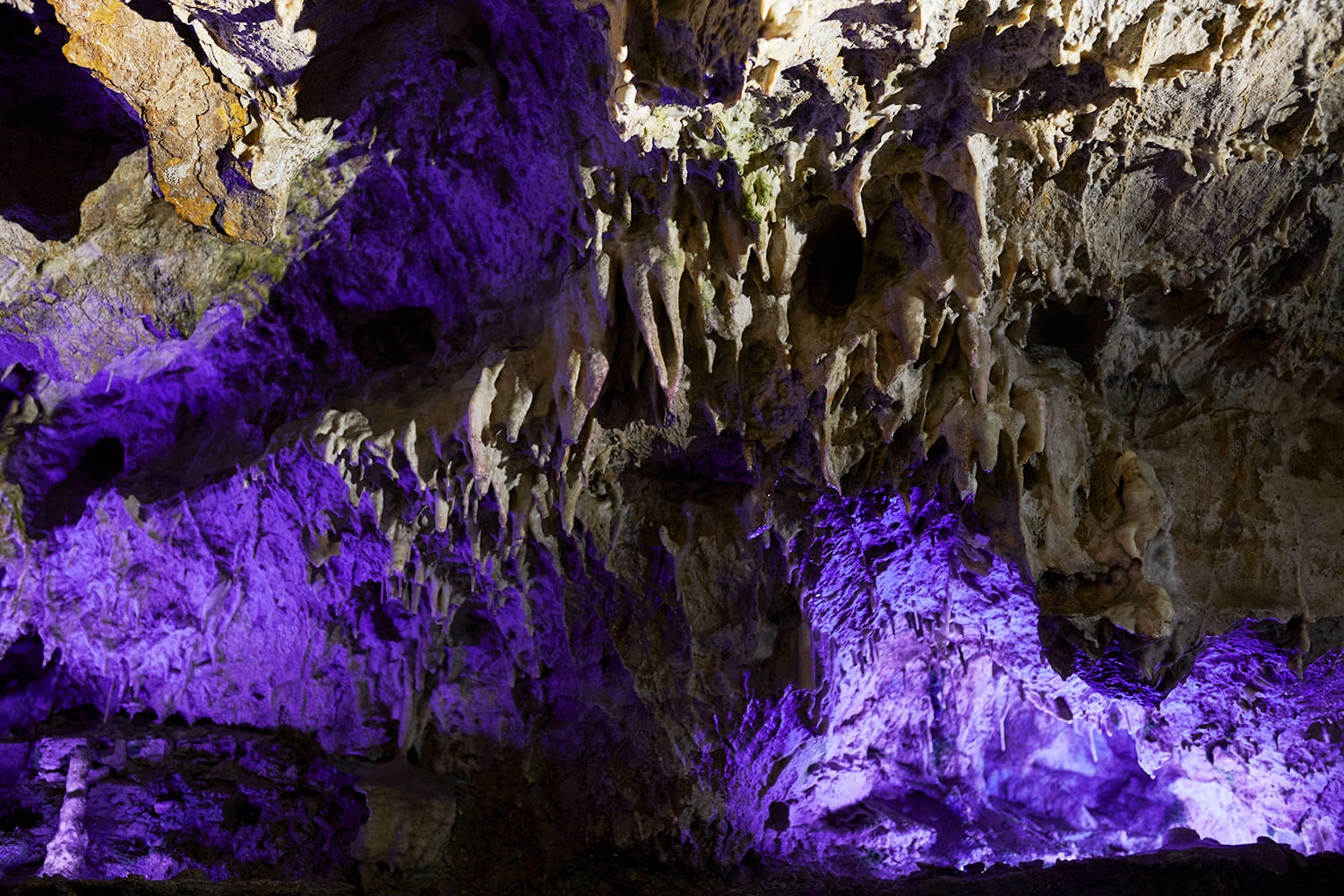  250 million years ago, this area was covered by the sea. Over a long period of time, limestone formed from coral was dissolved by rainwater and deposited, eventually forming this limestone cave