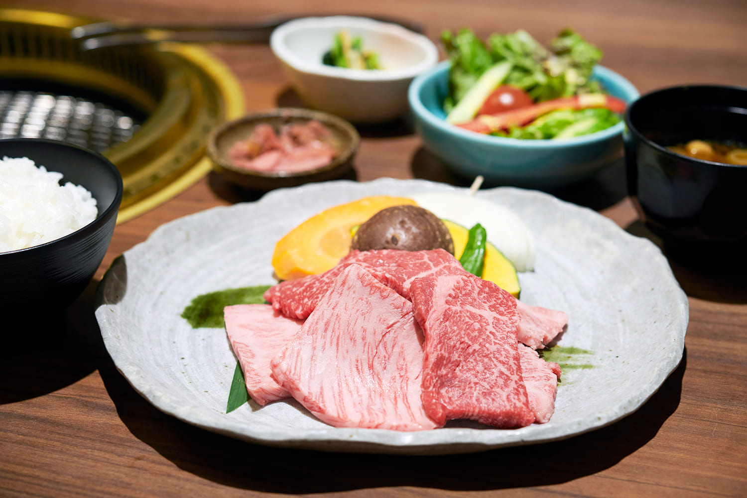 “Hida Beef Trimmings Yakiniku Set Meal” 2,580 yen. Includes approximately 150g of Hida beef, salad, side dishes, rice, and miso soup