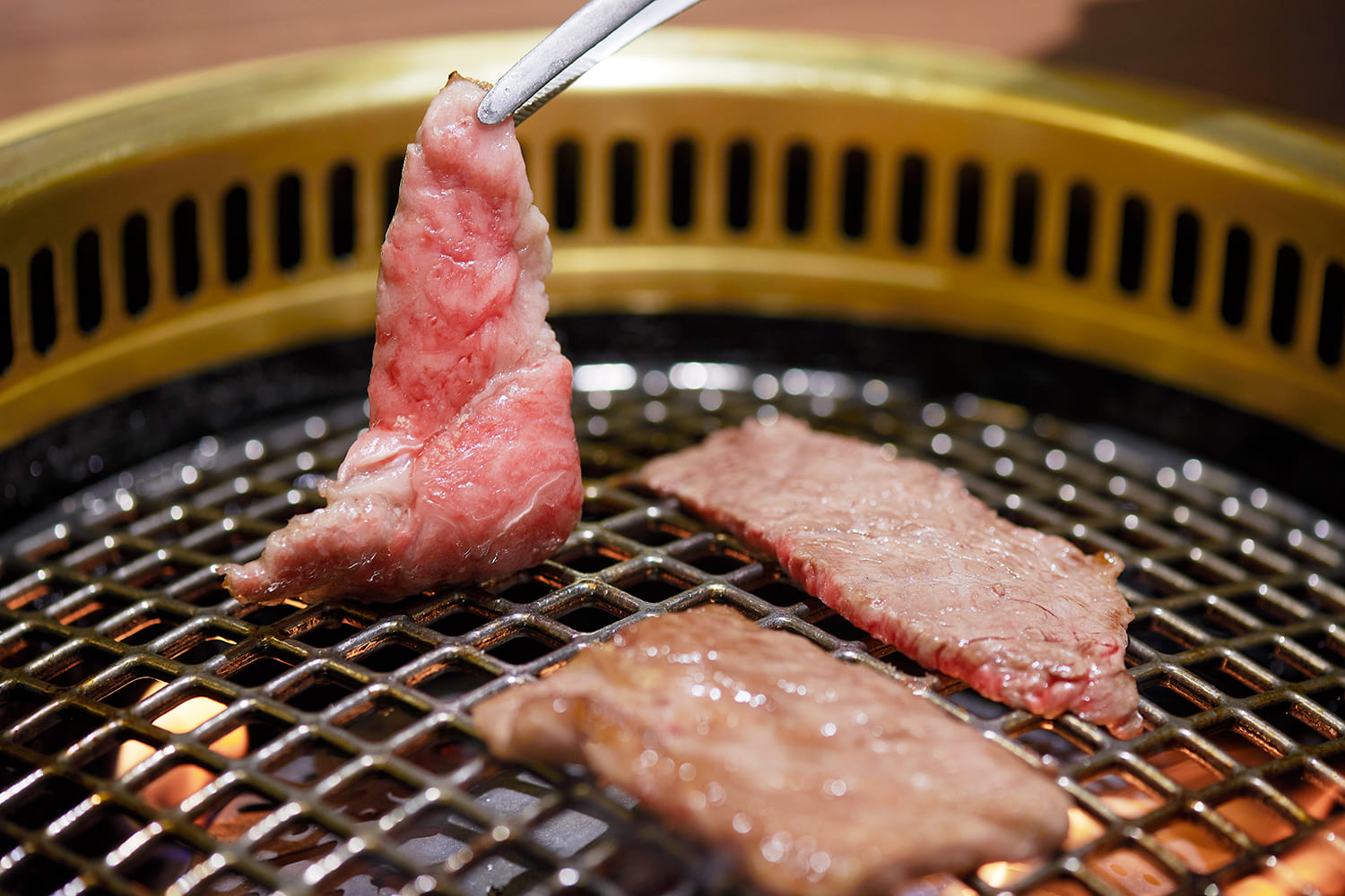  Weekday lunch cuts—such as shoulder loin, triangular brisket, and inner thigh—change daily