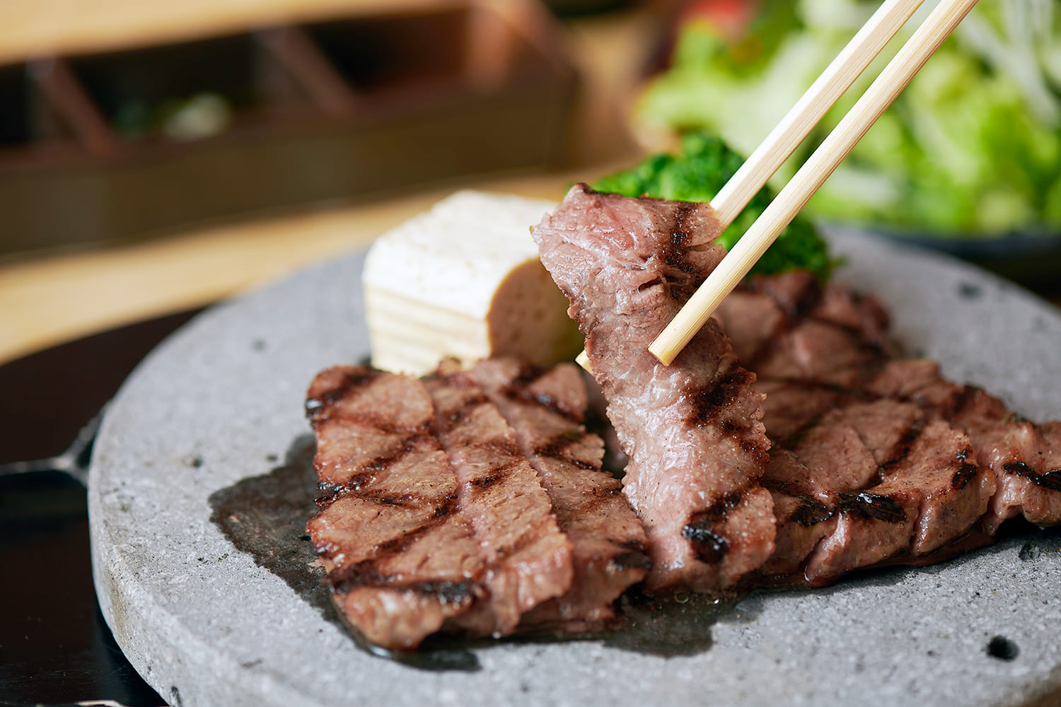  “A5 Hida Beef Thigh Steak (120g) with Rice Set” 3,500 yen. Served with “komo tofu,” a local specialty from Takayama