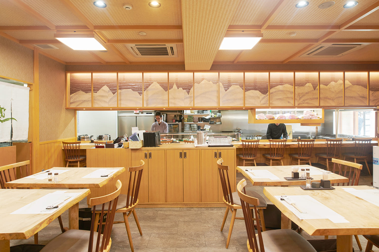  A space with a warm, wood-paneled atmosphere. There is also one private room that can accommodate up to six people