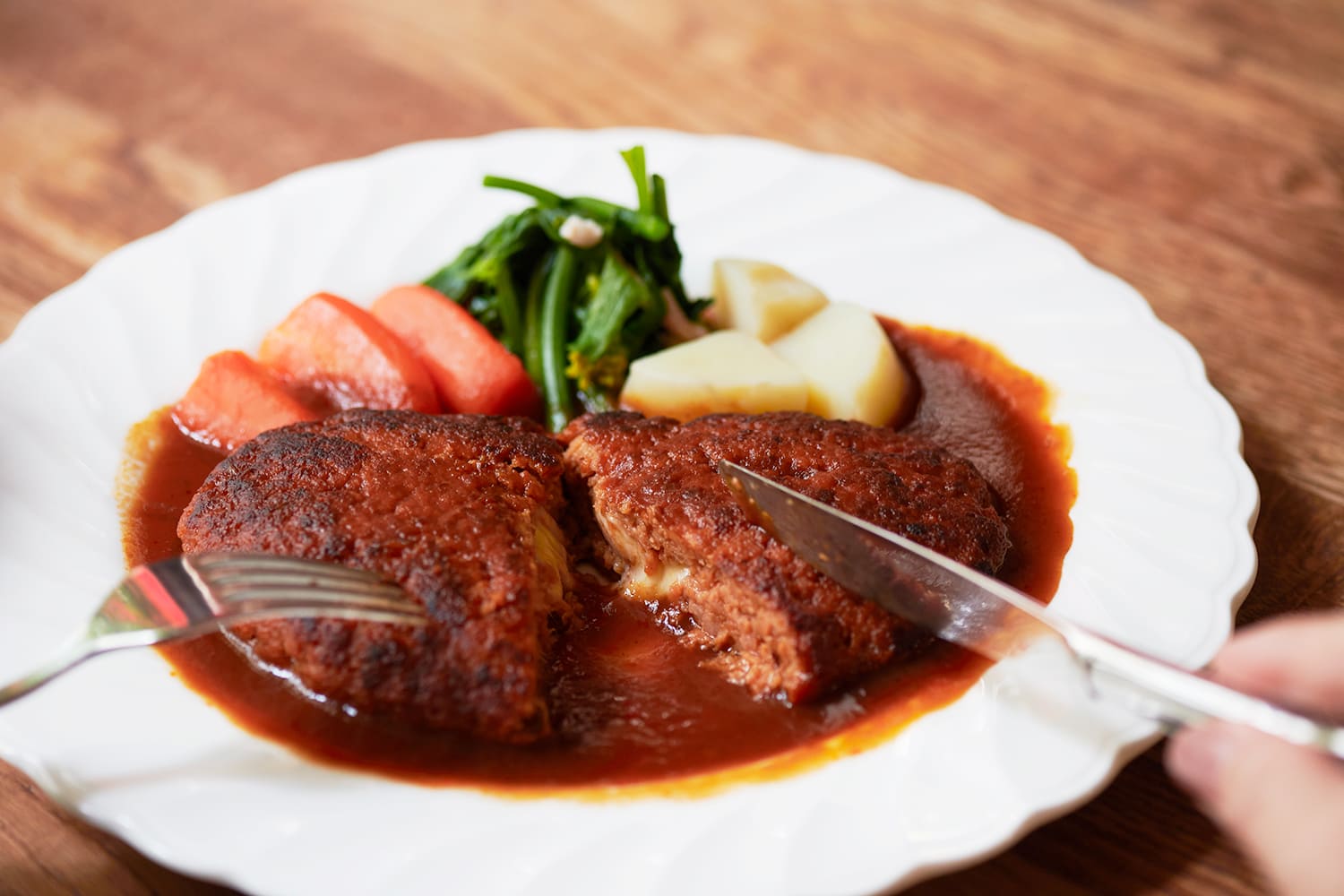  The “Hamburg Steak,” available for both lunch and dinner, is 1,500 yen. Rice and bread are each 200 yen