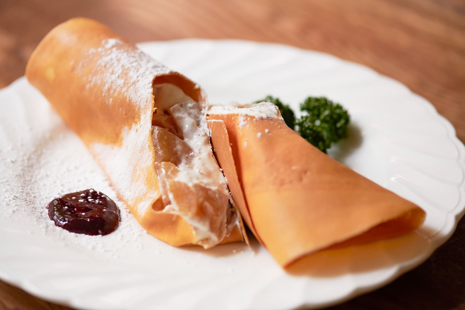  Crepes are served with homemade blackberry jam. Starting at 1,000 yen, includes coffee, tea, or milk