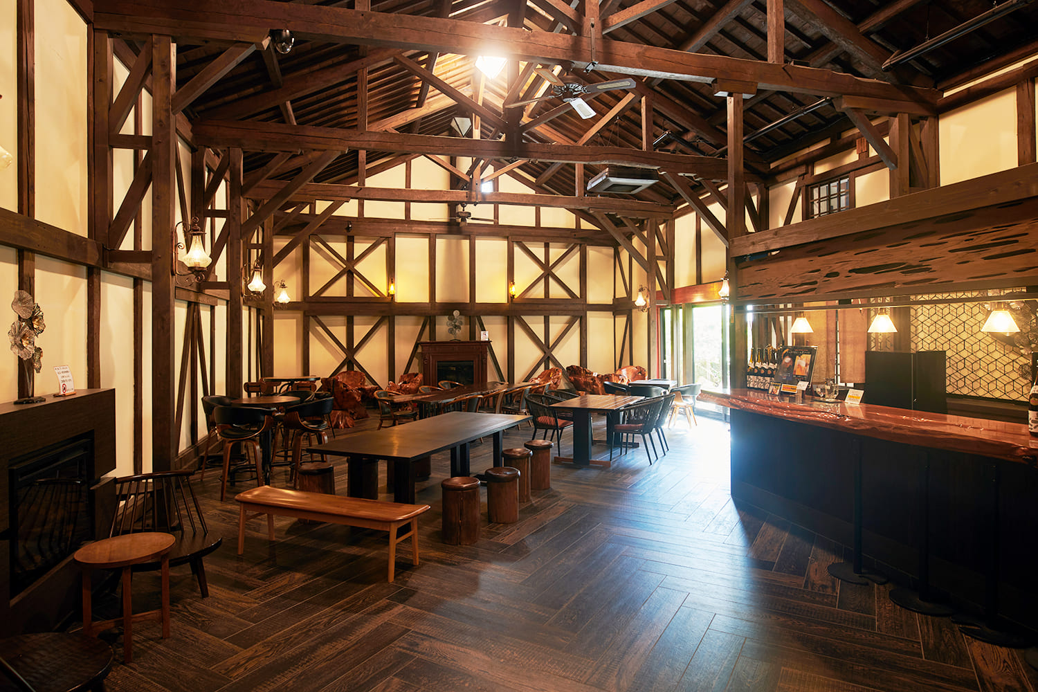  A stately space built during the Meiji era. Enjoy draft beer and local sake