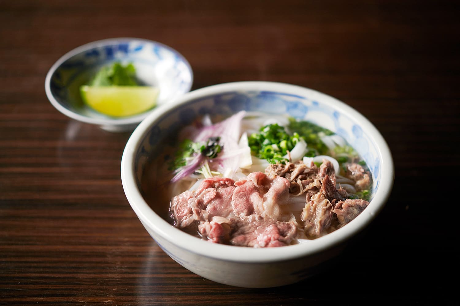 “Hida Beef Tail Pho,” 1,500 yen. Squeeze a lime over it for a refreshing touch