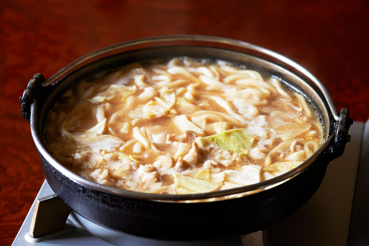  “Tecchan” 980 yen, extra udon noodles 300 yen. The sweetness of the fat in the Hida beef offal is truly impressive