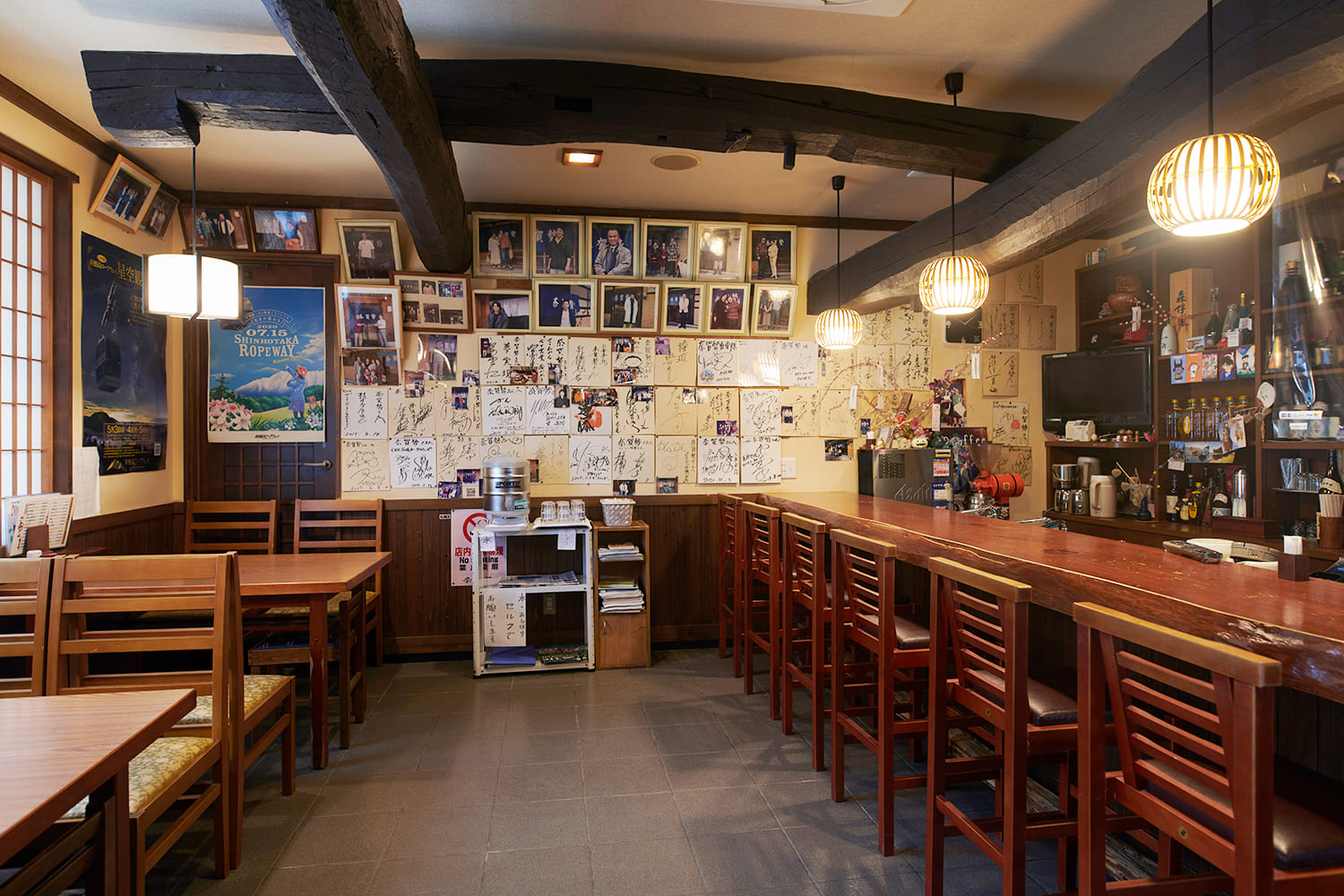  Counter and table seating, with a raised tatami seating area in the back
