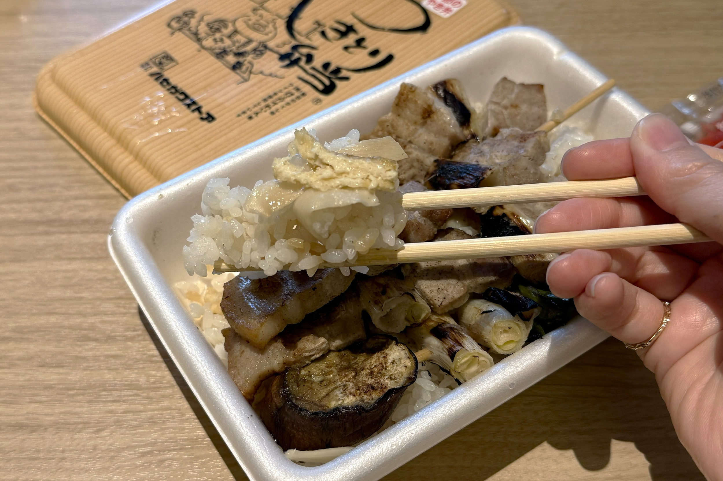  White dashi-flavored rice cooked with seasonal “bamboo shoots” and “tempura”