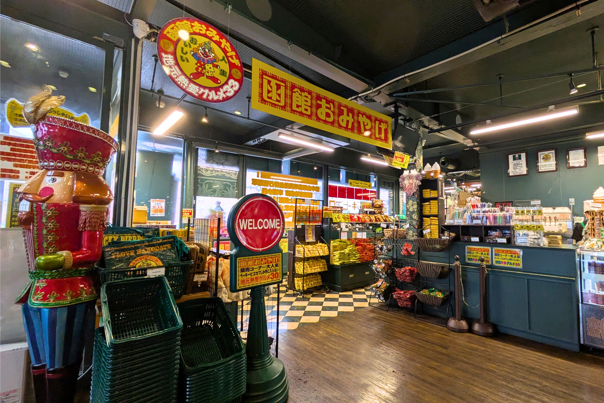  Each location also features a souvenir corner (the photo shows the entrance to the souvenir corner at the Marina Suehiro branch)