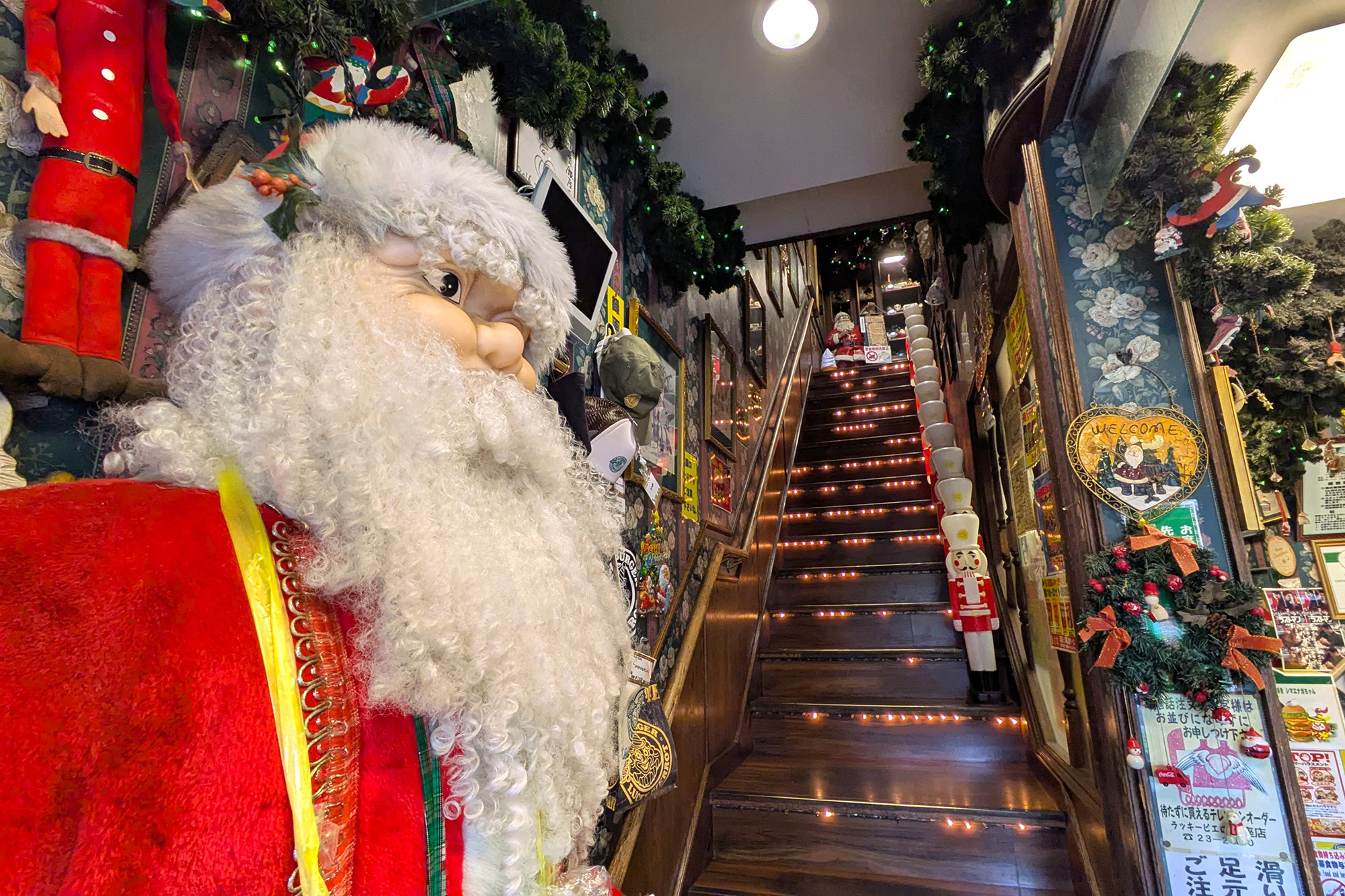  There are tons of Santa Claus figures everywhere—from the first floor where the cash register is to the stairs leading up to the second floor…!