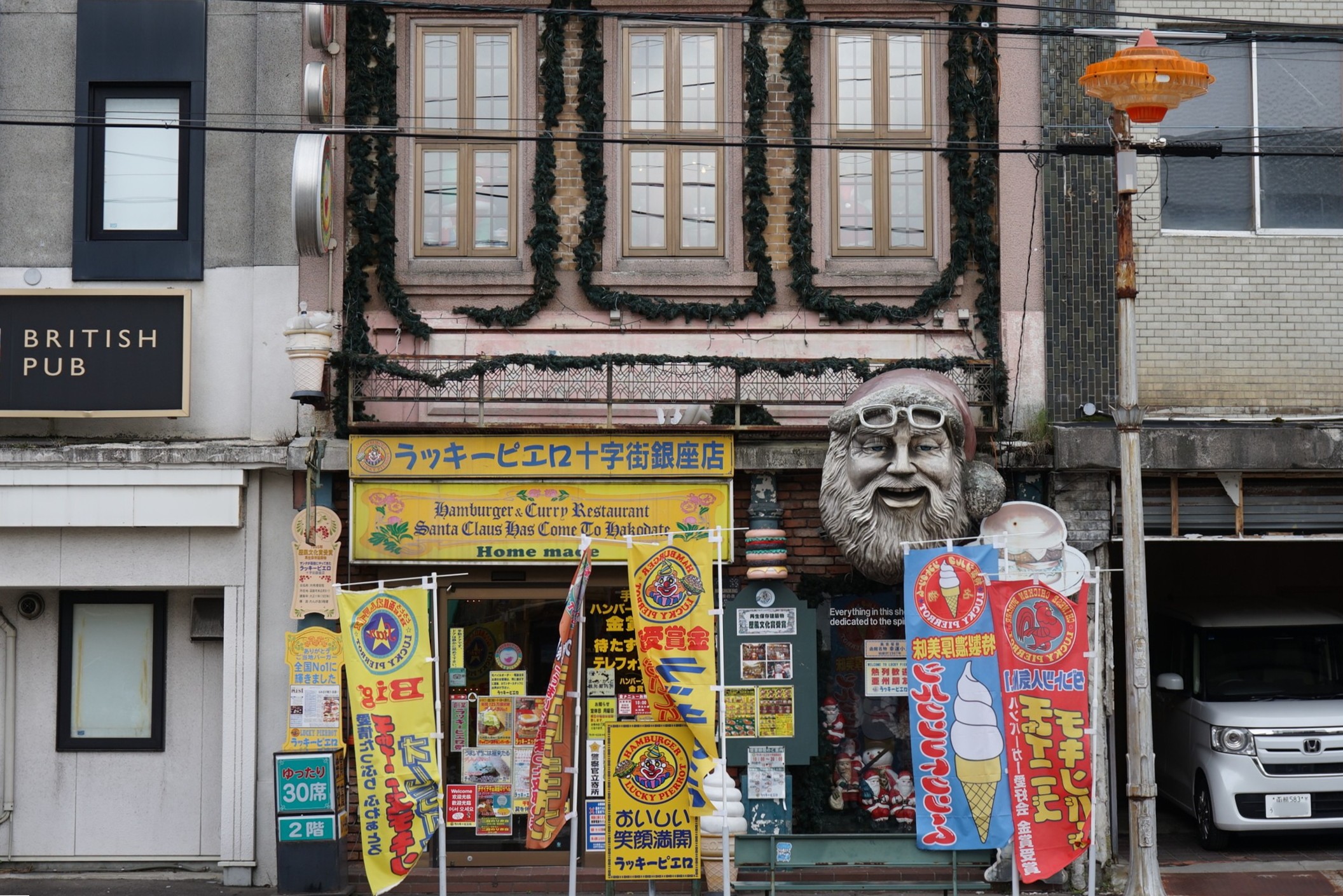  A 5-minute walk from the “Kanamori Red Brick Warehouse Complex.” The exterior of the “Jujigai Ginza Store,” marked by a large Santa Claus figure