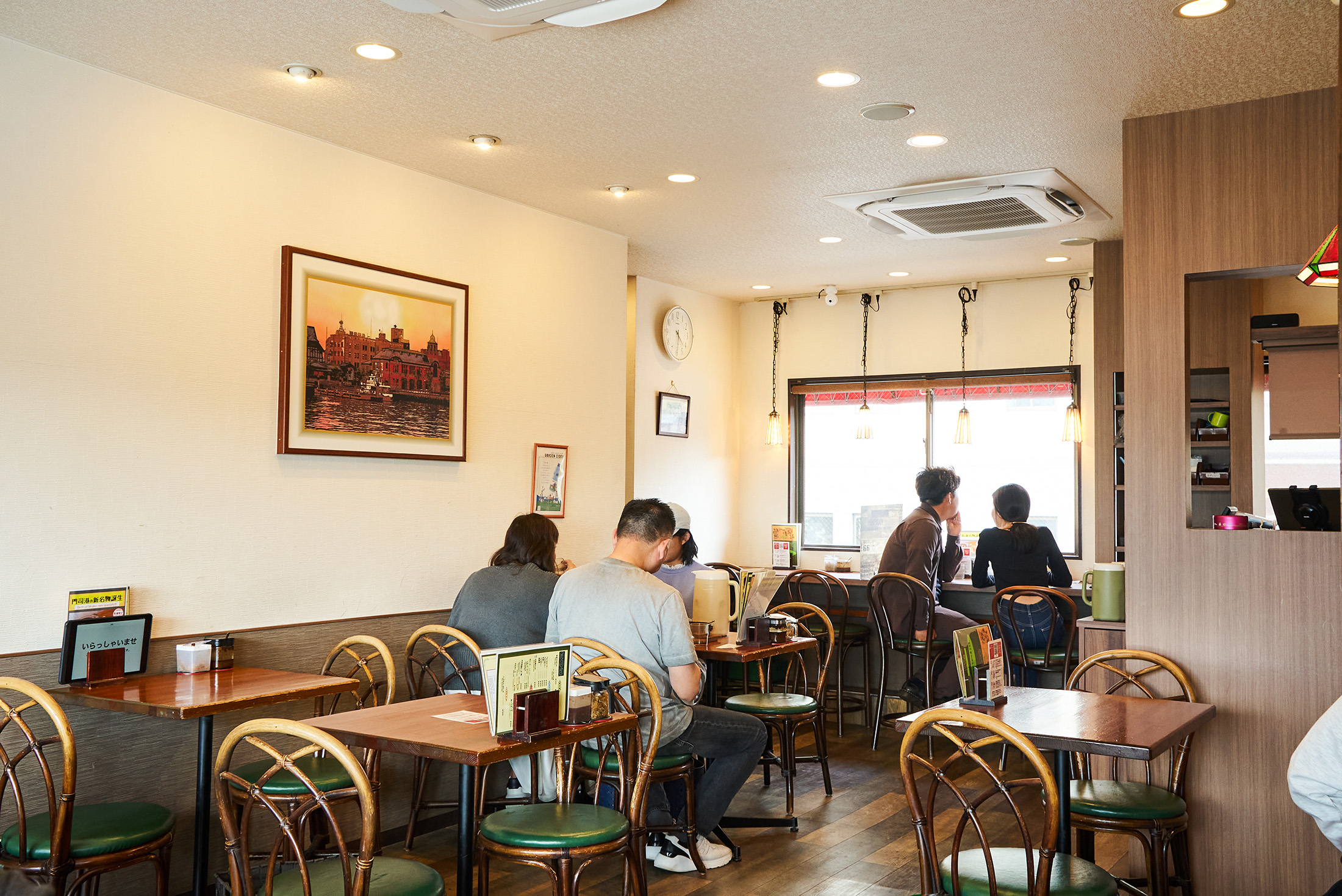 在二樓店裡。JRMojiko那邊的靠窗側只有櫃檯座位。
