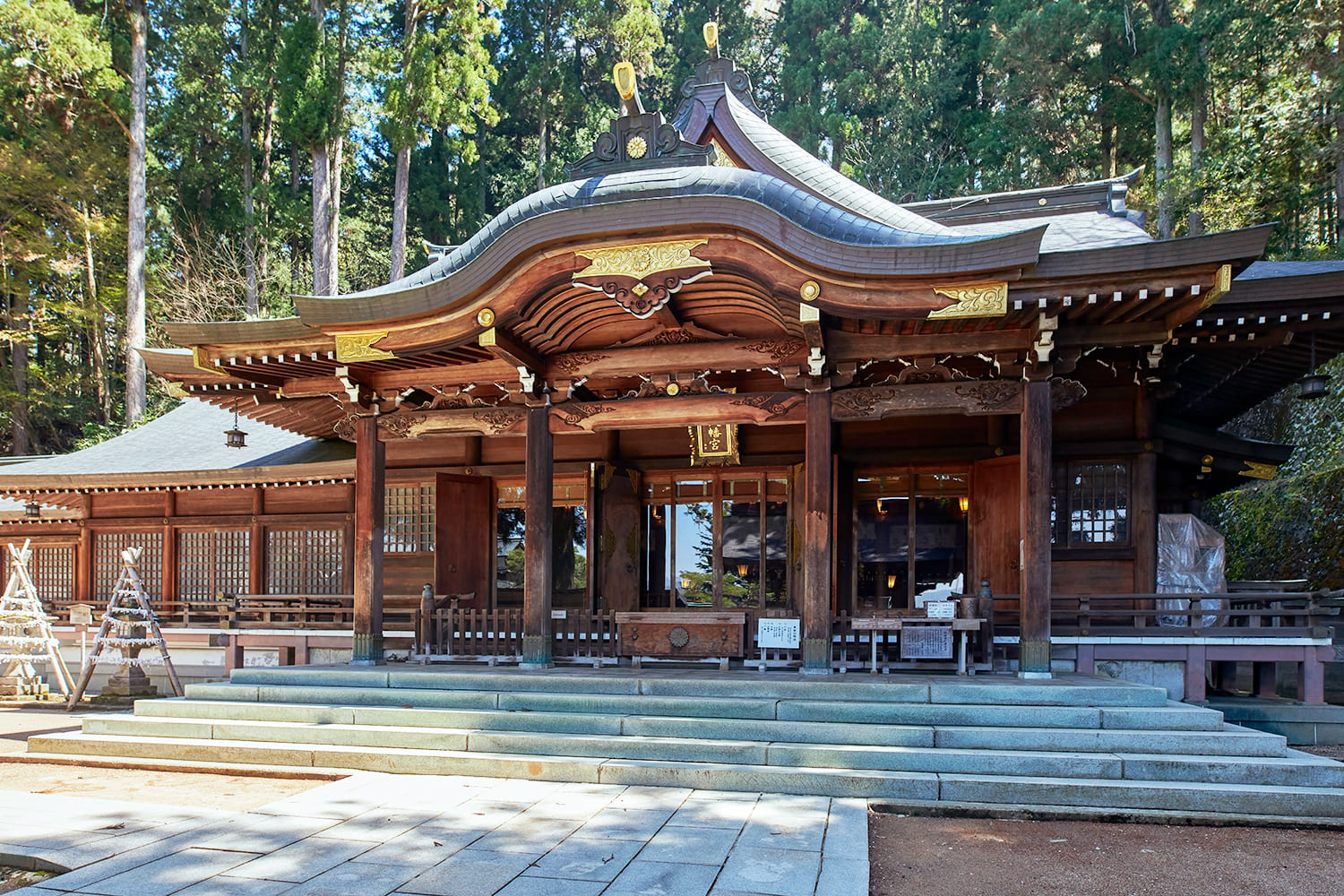  It stands amidst lush greenery. It is said that there were once hundreds of cherry trees on the temple grounds