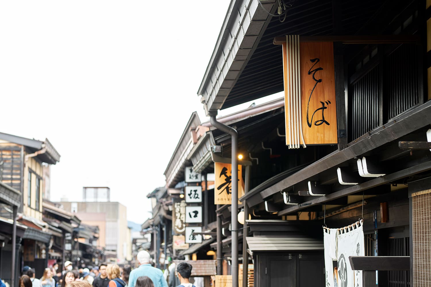  The low eaves facing the street are due to a restriction that prohibited them from being higher than the Jinya (the former government office)