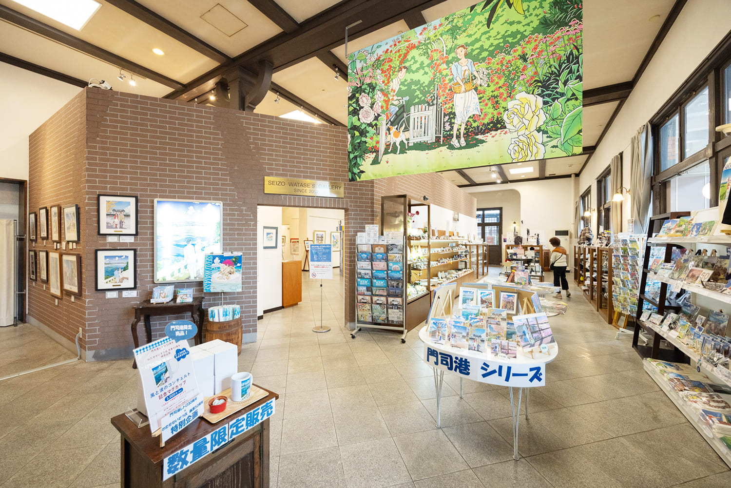  Souvenirs from the “Moji Port Series,” featuring scenes of Moji Port, are popular