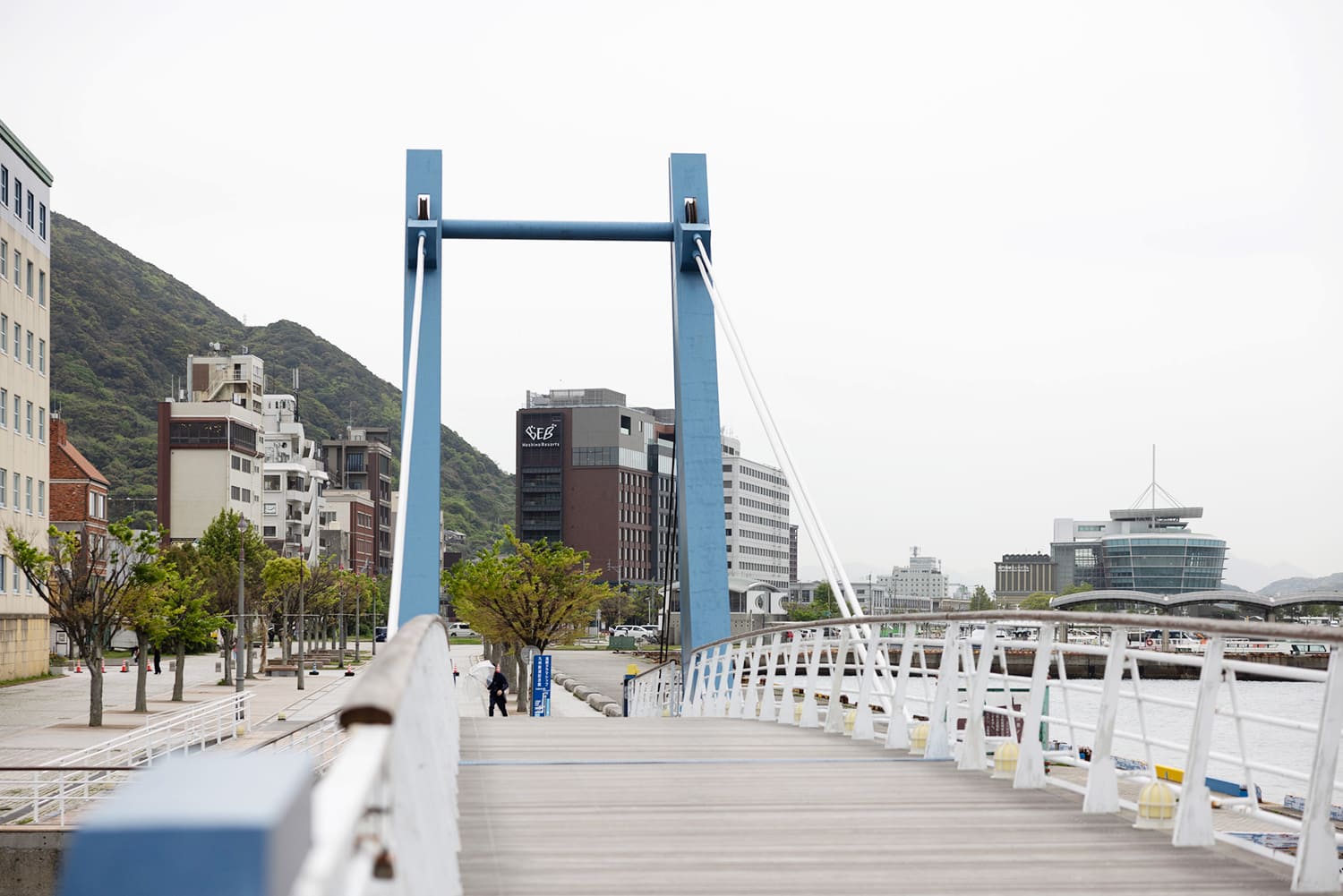  Standing on the side of the former Moji Customs House, BEB between the bridge’s main towers