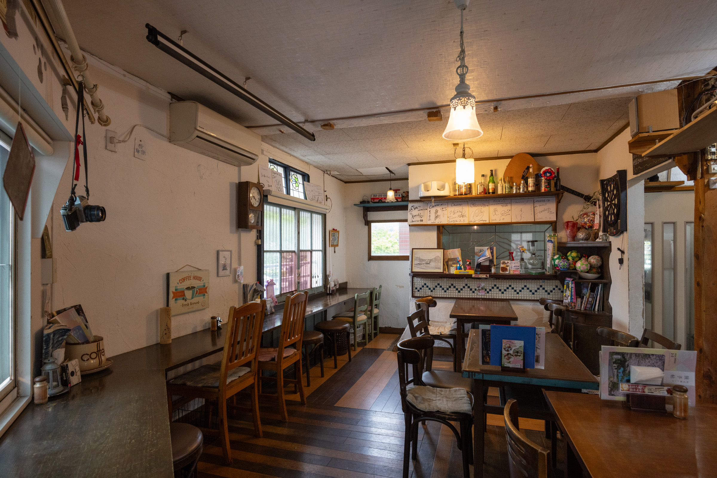 這家店位於二樓，是個隱藏的寶石。空間以古董風格的室內設計營造出寧靜的氛圍。
