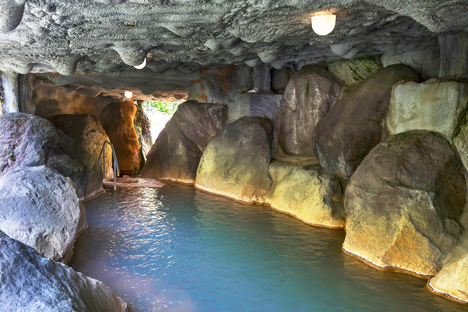  “Bakusen-do,” where light streaming through the rocks creates a beautiful scene