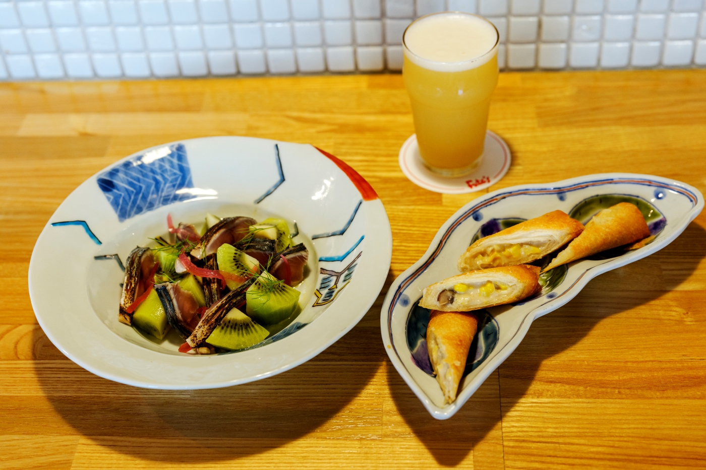 「煎鯖魚和奇異果」和「玉米新薑春捲」。啤酒是半品脫大小