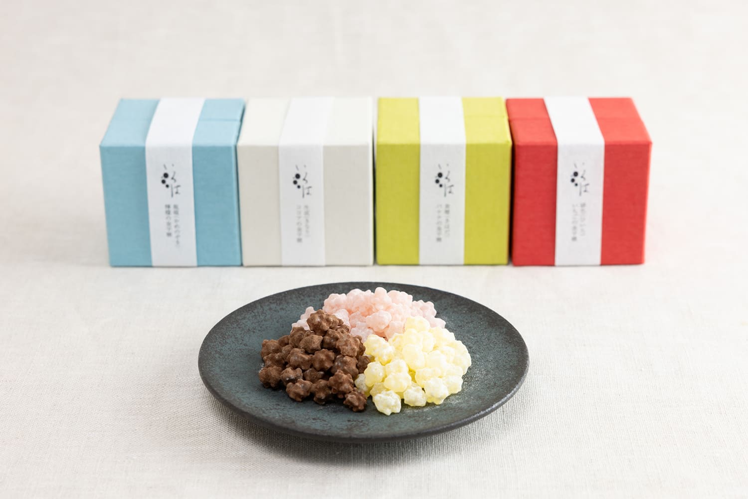 코코아, 바나나, 딸기를 포함해 총 12가지 맛이 있습니다. 바삭한 식감을 즐기세요