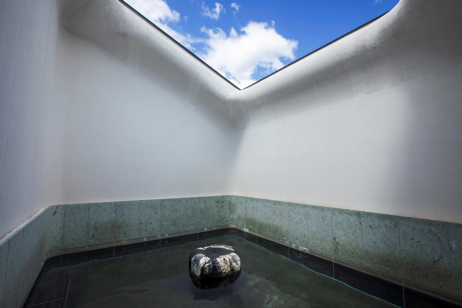  An outdoor hot spring inspired by a snow corridor. During daylight hours, watch the shifting clouds; at night, see the twinkling stars emerge.