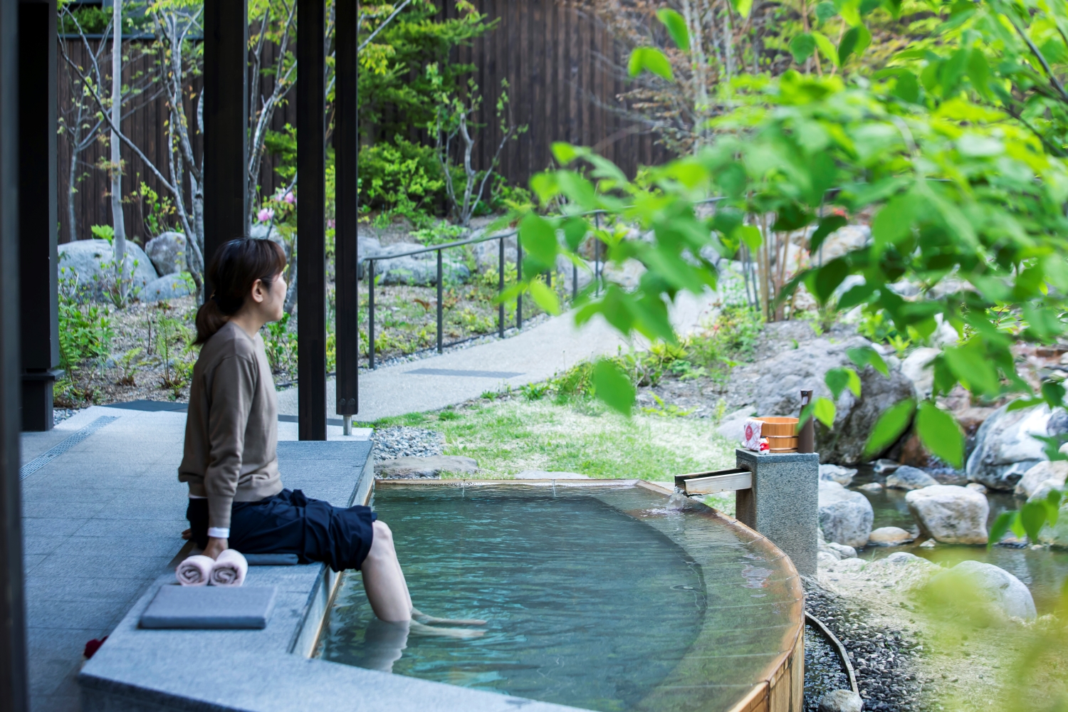  Soak in the foot bath in the courtyard to enjoy a view of Mount Akandana as the sun rises