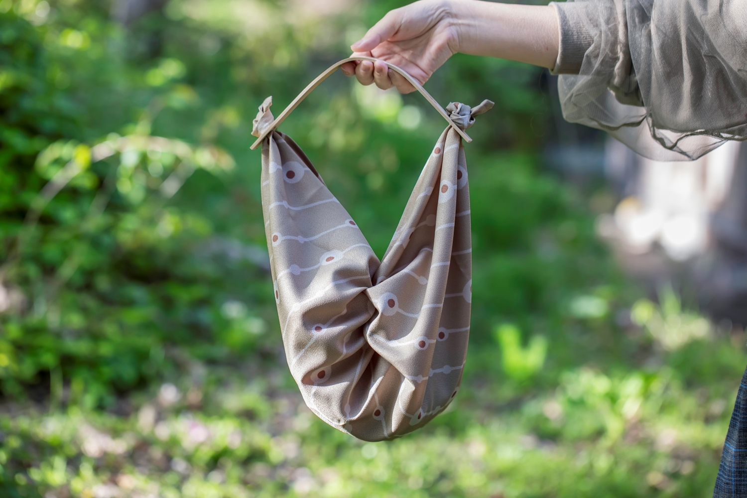  Complete your very own furoshiki bag featuring a bentwood handle. Take it with you as you tour the hot springs