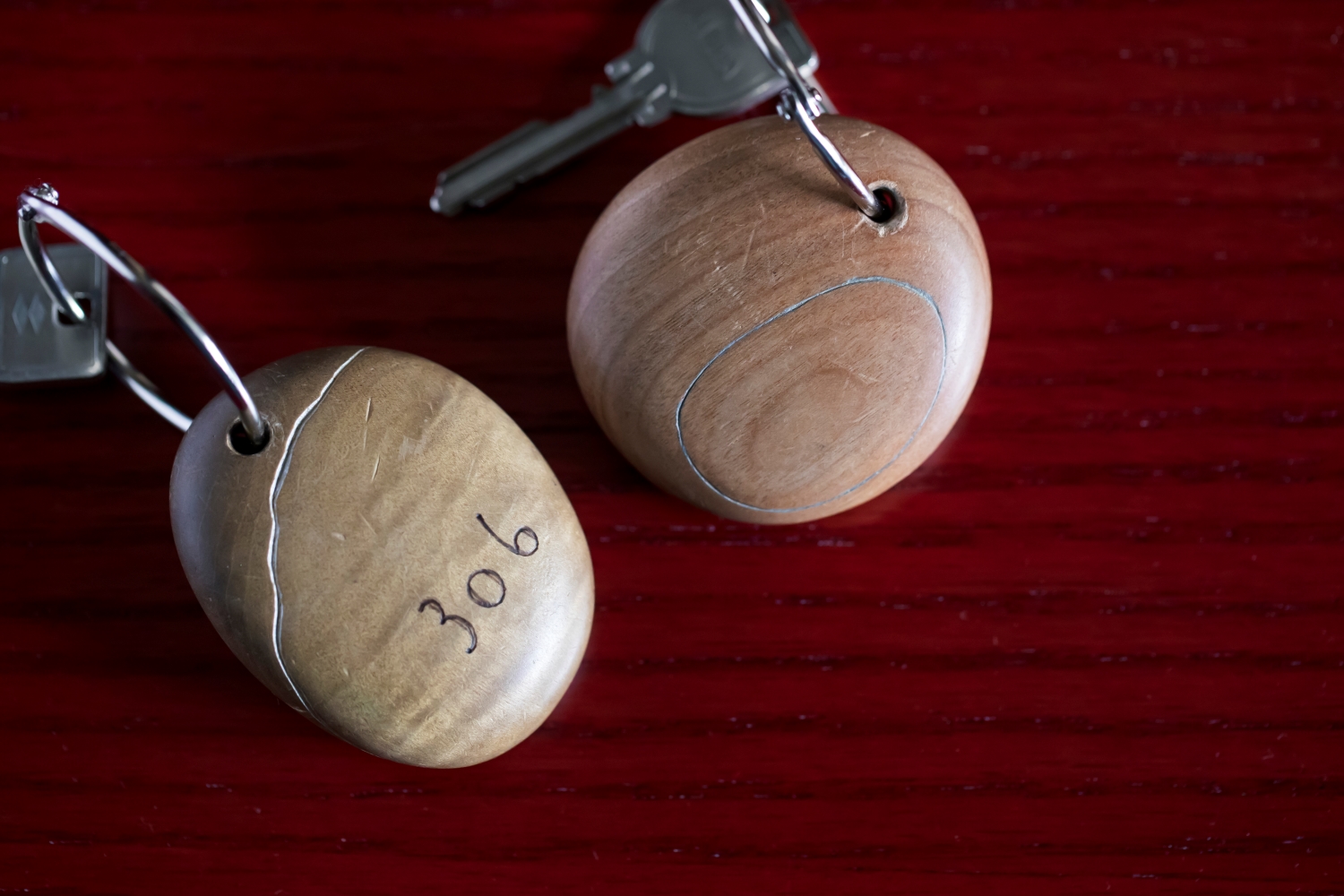  Room key holders made from scrap wood from Hida woodworking. Each one has a unique look, and their smooth texture feels pleasant to the touch